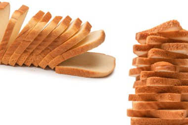 Beyaz arka planda izole edilmiş lezzetli ekmek dilimleri, üst manzara. 