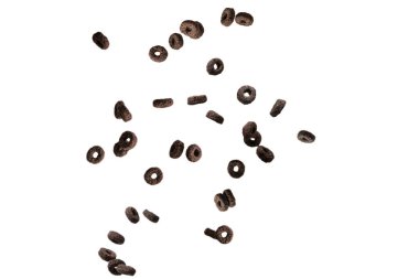 Çikolata halkaları gevrekleri bir kaseye dökülür. Kahvaltıda. Beyaz bir arkaplanda izole edilmiş. 