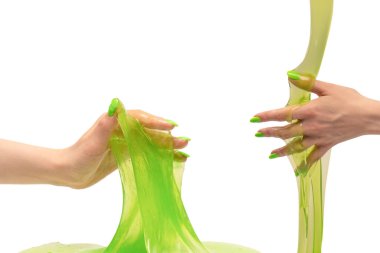 Beyaz arka planda yeşil tırnaklı yeşil balçık oyuncağı. 