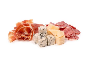 Şarap için atıştırmalık bir tabak. Peynir, zeytin, salam, jamon beyaz bir sırt çantasına izole edilmiş.. 
