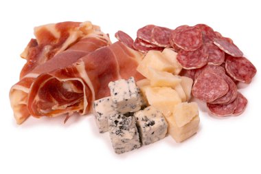 Şarap için atıştırmalık bir tabak. Peynir, zeytin, salam, jamon beyaz bir sırt çantasına izole edilmiş.. 