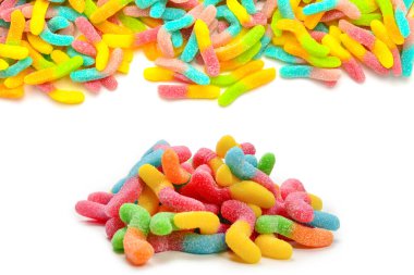 Beyaz üzerine izole edilmiş çeşitli şekerlerden oluşan bir çerçeve. Üst Manzara. Metin veya tasarım için boşluk.