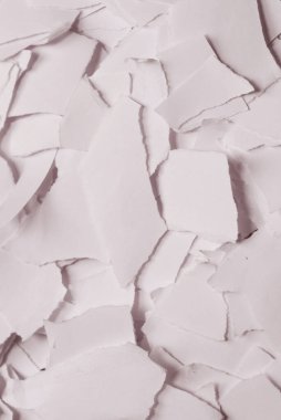 Arkaplan olarak boş beyaz kağıt parçaları. Metin veya tasarım için boşluk. 