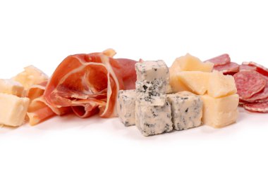 Şarap için atıştırmalık bir tabak. Peynir, zeytin, salam, jamon beyaz bir sırt çantasına izole edilmiş.. 