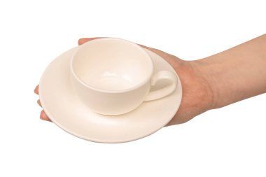 Beyaz arka planda izole edilmiş kahve fincanı ve çay tabağı tutan kadın.. 