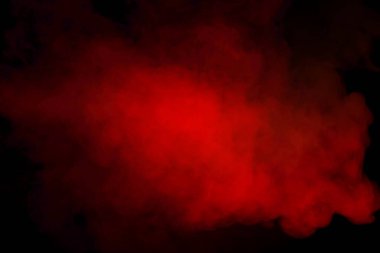 Siyah arka planda turuncu ve kırmızı buhar. Boşluğu kopyala.