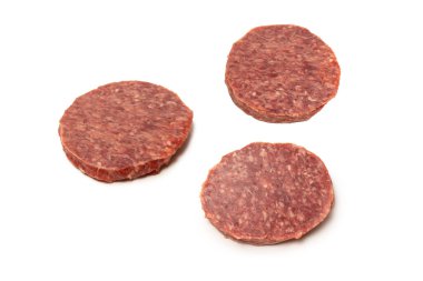 Beyaz arka planda çiğ kıyma izole edilmiş..