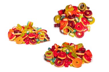 Renkli sakızlı şekerler. Üst Manzara. Jöleli çörekler. Jelibon. Beyaz bir arkaplanda izole edilmiş. 