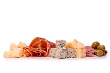 Şarap için atıştırmalık bir tabak. Peynir, zeytin, salam, jamon beyaz bir sırt çantasına izole edilmiş.. 