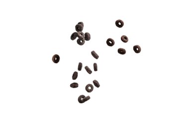 Çikolata halkaları gevrekleri bir kaseye dökülür. Kahvaltıda. Beyaz bir arkaplanda izole edilmiş. 