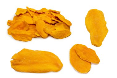 Beyaz arka planda izole edilmiş kuru, lezzetli mango dilimleri. Üst görünüm. 