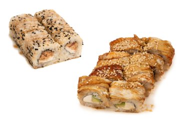 Krem peynirli suşi ve beyaz arka planda izole edilmiş ton balığı.. 