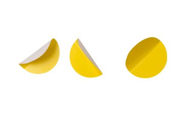 Yuvarlak sarı etiketler, beyaz arka planda izole edilmiş boş etiketler. Üst görünüm. 