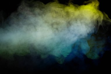 Siyah arka planda yeşil ve beyaz buhar. Boşluğu kopyala.