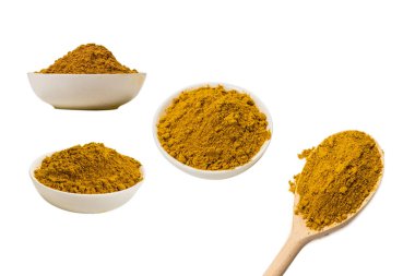 Beyaz arka planda izole edilmiş bir kasede köri.. 