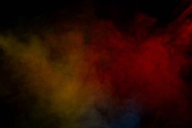 Siyah arka planda mavi ve sarı buhar. Boşluğu kopyala.