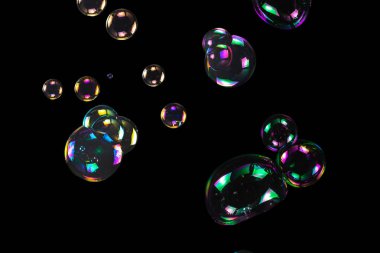 Sabun köpükleri siyah arka planda izole edilmiş. Boşluğu kopyala. 