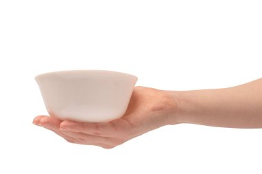 Kadın eli beyaz bir arka planda izole edilmiş seramik bir kase tutuyor.. 