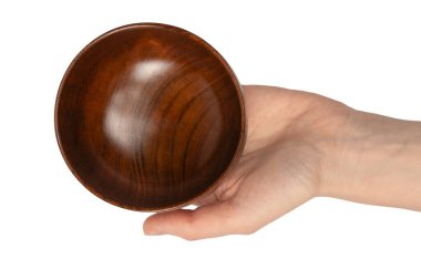 Kadın eli beyaz arka planda izole edilmiş ahşap bir kase tutuyor.. 