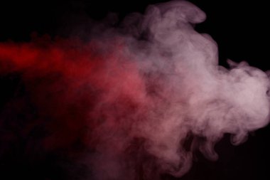 Siyah arka planda turuncu ve kırmızı buhar. Boşluğu kopyala.