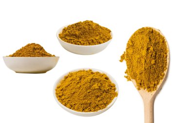 Beyaz arka planda izole edilmiş tahta kaşıkta köri.. 