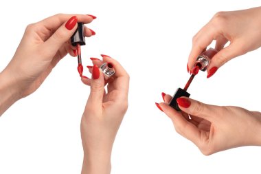 Beyaz arka planda kırmızı tırnaklı kırmızı sıvı ruj. Boşluğu kopyala.