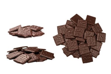 Beyaz arka planda izole edilmiş siyah çikolata şekerleri.. 