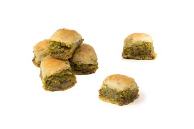 Türk fıstıklı baklavası beyaz zemin üzerinde izole edilmiş. 