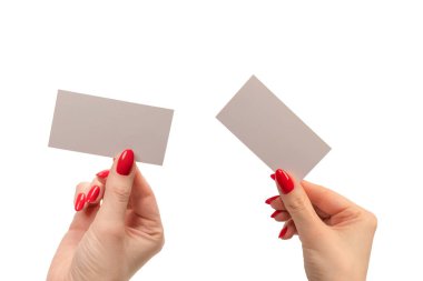 Beyaz arka planda kırmızı tırnaklı boş bir kart. Boşluğu kopyala. 