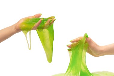 Beyaz arka planda yeşil tırnaklı yeşil balçık oyuncağı. 