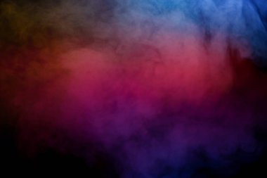 Siyah arka planda mavi ve sarı buhar. Boşluğu kopyala.