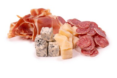 Şarap için atıştırmalık bir tabak. Peynir, zeytin, salam, jamon beyaz bir sırt çantasına izole edilmiş.. 