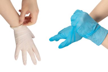 Kadın mavi lastik eldiven takıyor. Beyazda izole edilmiş.