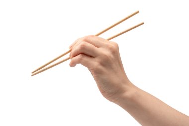 Beyaz arka planda izole edilmiş ahşap suşi çubuklarını tutan kadın.. 