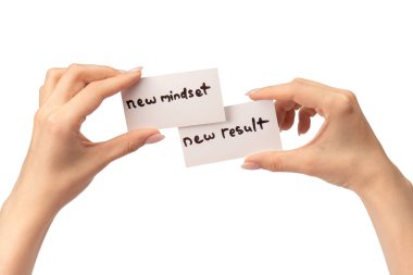 Yeni zihniyet - beyaz arka planda izole edilmiş bir kadının elindeki bir karttaki yeni sonuç metni.  