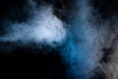 Siyah arka planda mavi ve sarı buhar. Boşluğu kopyala.