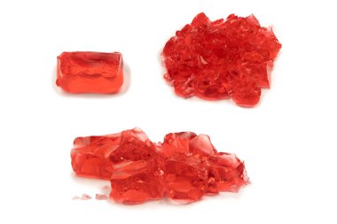 Beyaz arka planda izole edilmiş tatlı meyve jölesi. Jelatin küpleri.