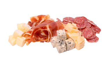 Şarap için atıştırmalık bir tabak. Peynir, zeytin, salam, jamon beyaz bir sırt çantasına izole edilmiş.. 