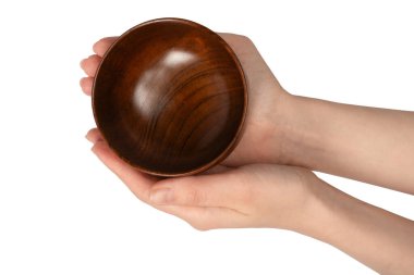 Kadın eli beyaz arka planda izole edilmiş ahşap bir kase tutuyor.. 