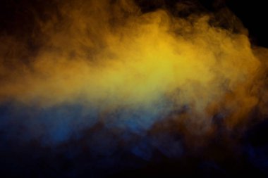 Siyah arka planda mavi ve yeşil buhar. Boşluğu kopyala.