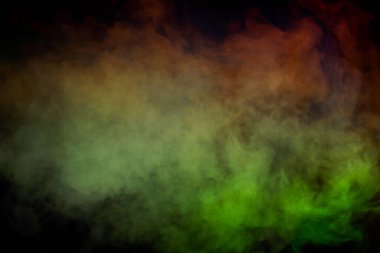 Siyah arka planda turuncu ve kırmızı buhar. Boşluğu kopyala.