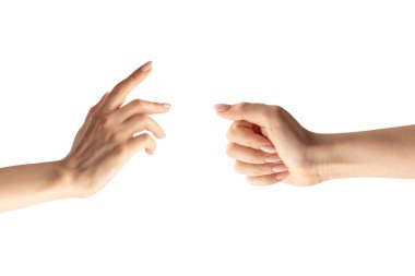 Bir kadının eli, beyaz arka planda izole edilmiş ince ya da küçük bir nesne tutar..