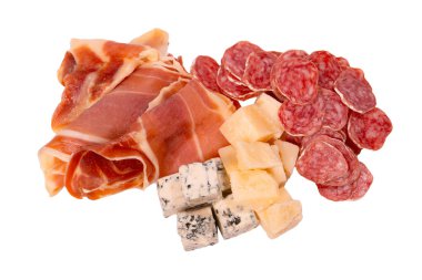 Şarap için atıştırmalık bir tabak. Peynir, zeytin, salam, jamon beyaz bir sırt çantasına izole edilmiş.. 