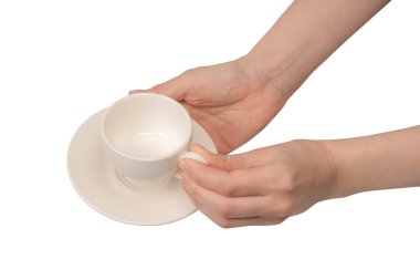 Beyaz arka planda izole edilmiş kahve fincanı ve çay tabağı tutan kadın.. 