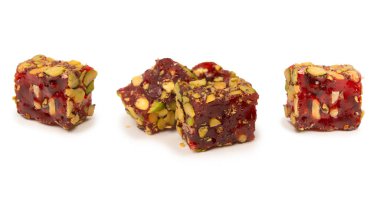 Nar ve şam fıstıklı tatlı rulo, Türk tatlıları. Türk rahat beyaz zemin üzerinde izole.