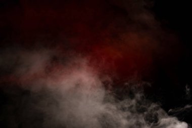 Siyah arka planda turuncu ve kırmızı buhar. Boşluğu kopyala.