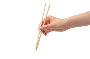 Beyaz arka planda izole edilmiş ahşap suşi çubuklarını tutan kadın.. 