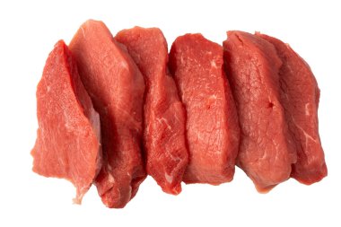 Dana eti parçaları beyaz arka planda izole edilmiş. Üst görünüm.