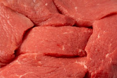 Dana eti parçaları beyaz arka planda izole edilmiş. Üst görünüm.