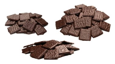 Beyaz arka planda izole edilmiş siyah çikolata şekerleri.. 